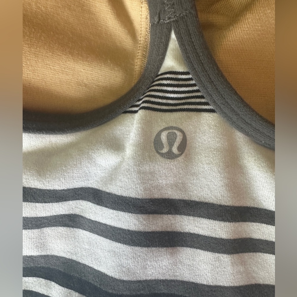 Lululemon Y tank with built in bra size small size 4 - Picture 3 of 6